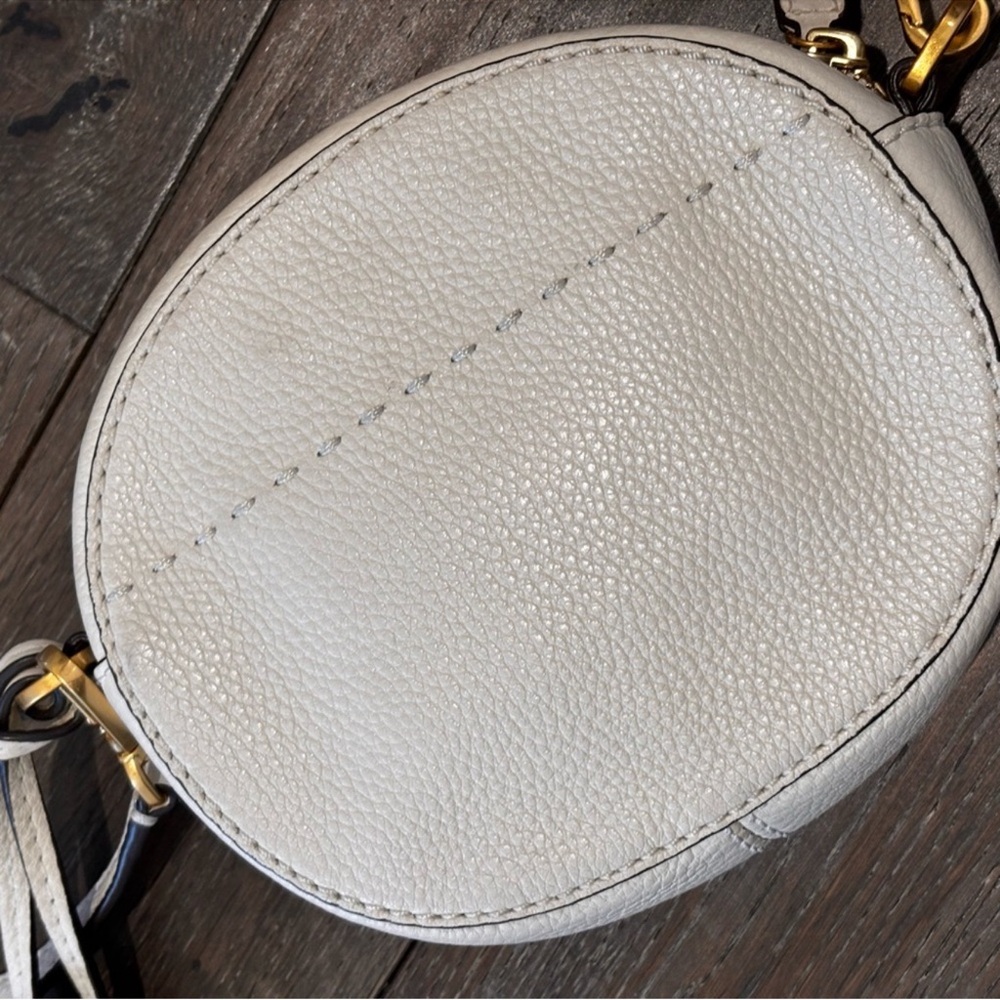 Tory Burch McGraw Convertible Round Crossbody 
EUC - Picture 4 of 8